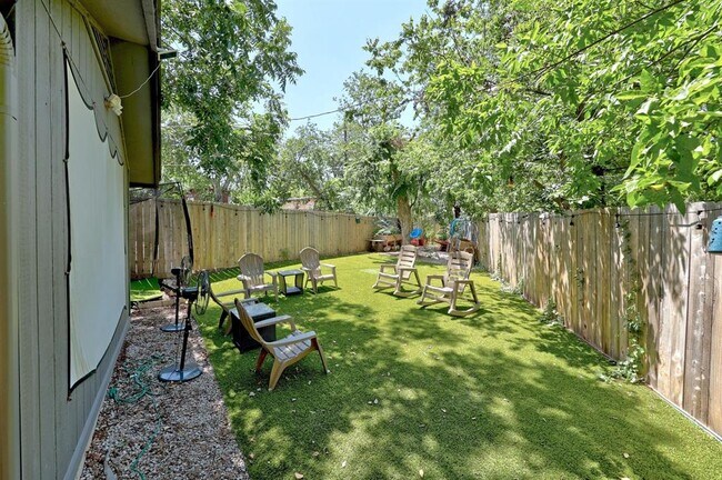 Building Photo - 3402 Dolphin Dr