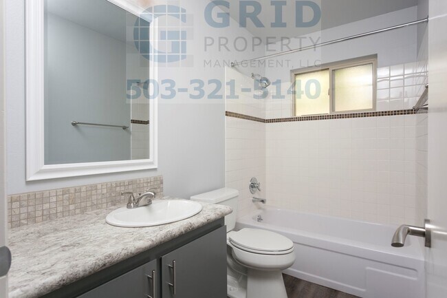 Building Photo - Modern Two Bedroom Apartment Available in Mt. Tabor