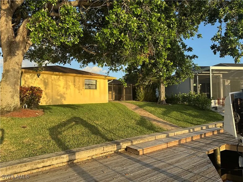 Building Photo - 4628 SW 18th Ave