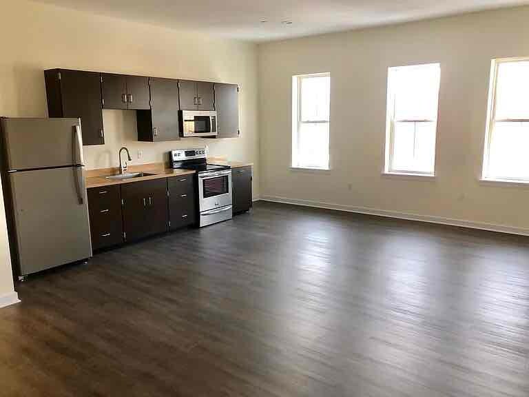 Building Photo - 320 Main St