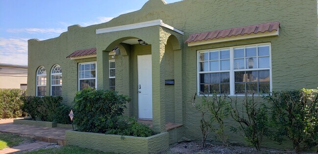 Building Photo - 410 Monroe Dr