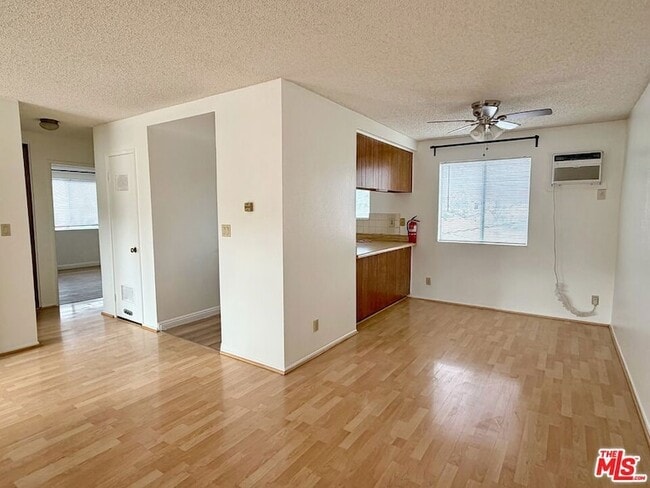 Building Photo - 207 E Ave 39