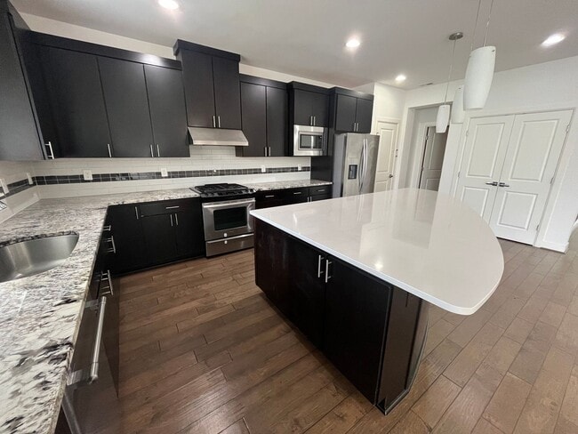 Building Photo - Spacious 4-Bedroom/3.5-Bathroom Townhome i...