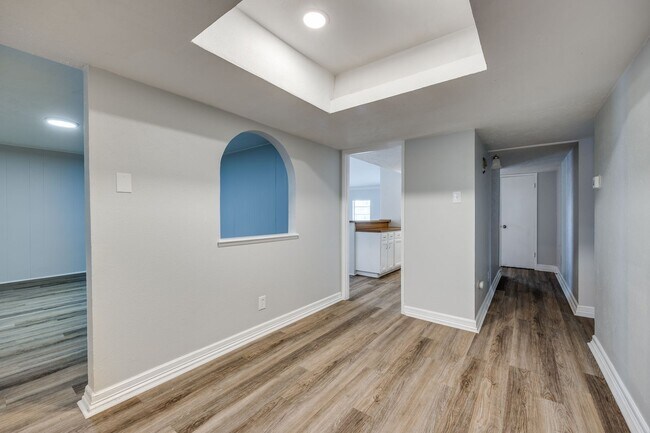 Building Photo - Spacious 4BD Home with Stunning Landscape ...