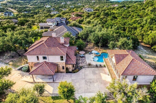 Building Photo - Luxury Tuscan Villa Retreat with Lake Views