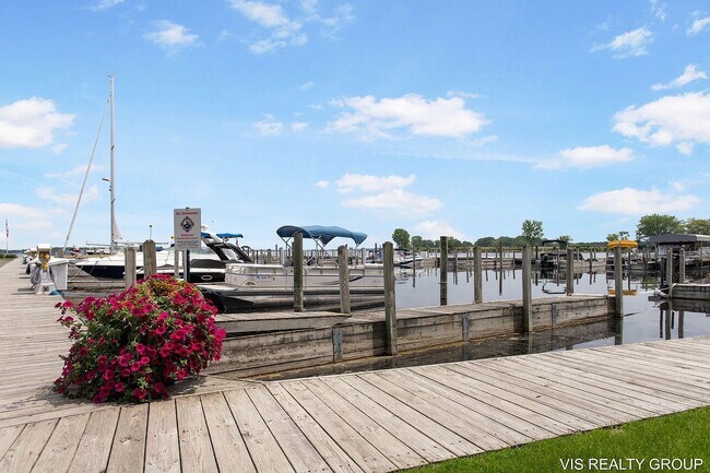 Building Photo - 2964 Lakeshore Dr