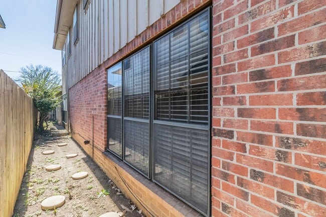 Building Photo - Beautiful townhome in a prime location nea...