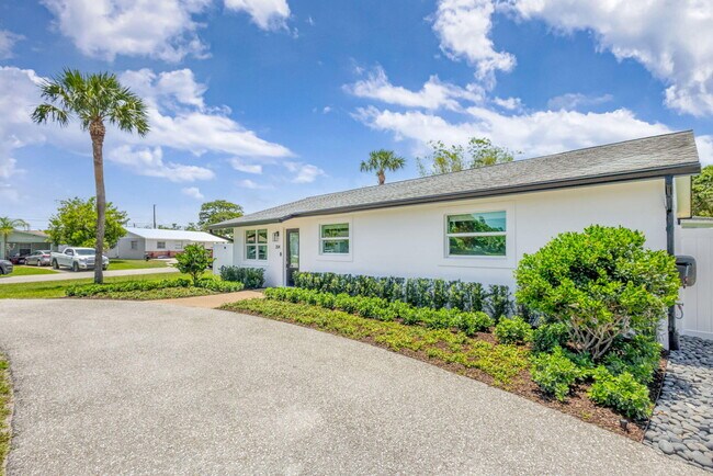 Building Photo - 204 W Whitney Dr