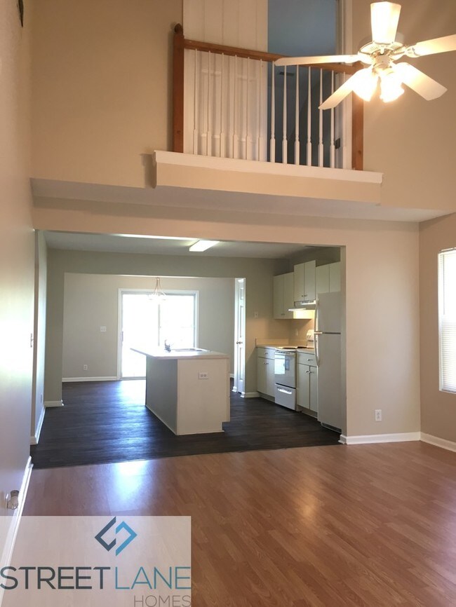 Building Photo - $500 off first month's rent!