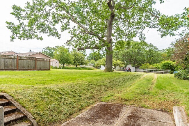 Building Photo - 3 Bedroom 2 Bath Home near Heart of Oak Ha...