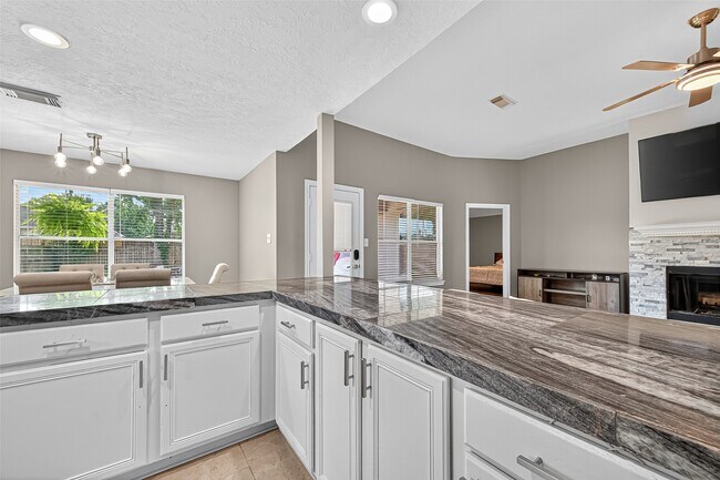 Building Photo - 6719 Woodland Oaks