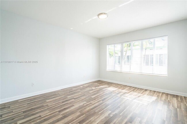 Building Photo - 2180 Bay Dr