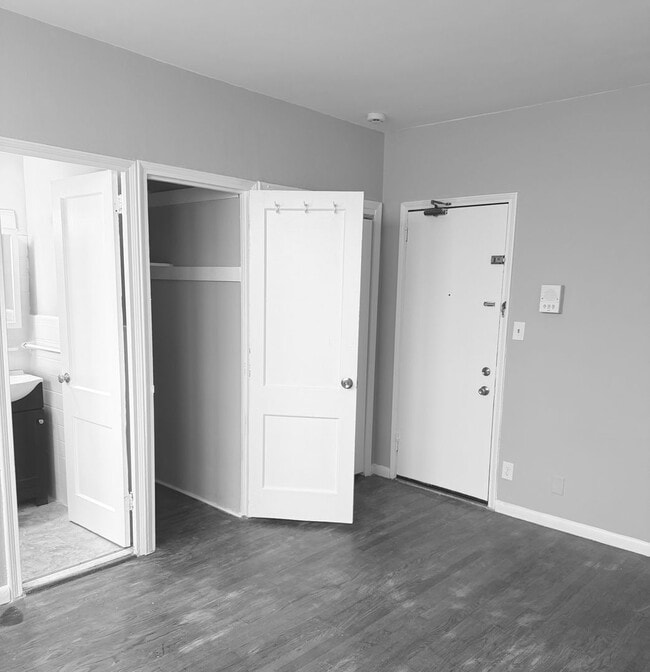 Building Photo - Studio, 1 bathroom apartment ready for mov...
