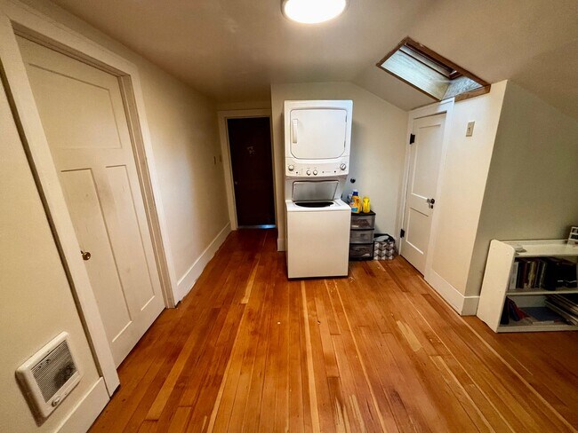 Building Photo - 202 E 7th St