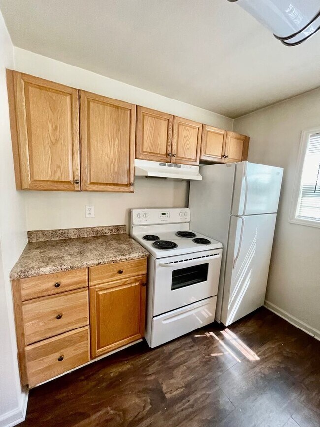 Building Photo - 1 Bedroom 1 Bath Duplex Cute and charming area in the heart of Huntersville... perfect for single...