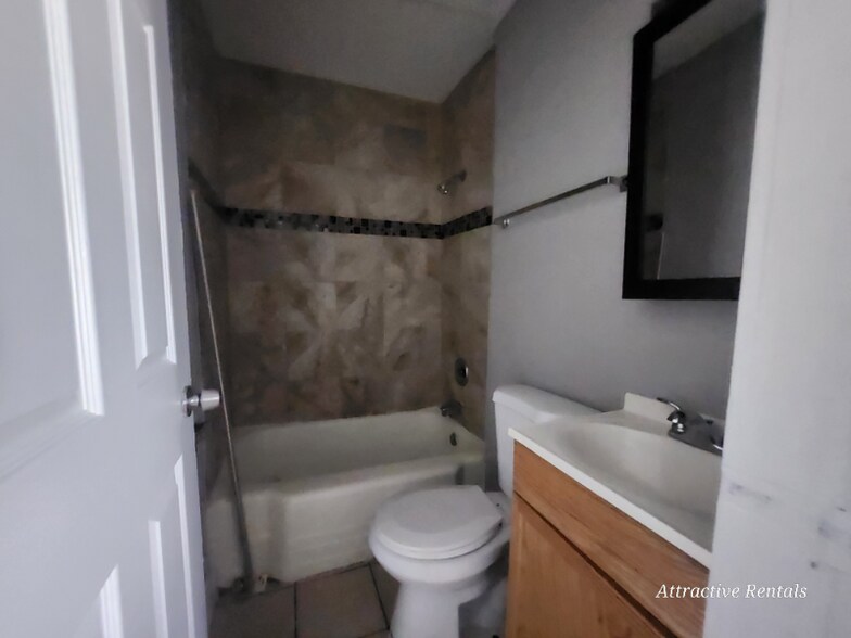 Building Photo - 7321 S Kenwood Ave