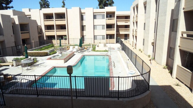 Building Photo - 55+ Senior Living Upgraded 1 BR 1 BA Gated...