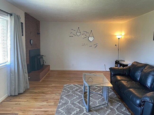 Building Photo - DESIREABLE RANCH STYLE HOME