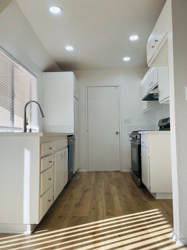Building Photo - Renovated 3-bedroom townhouse in Todd Ranch with garage and spacious yard