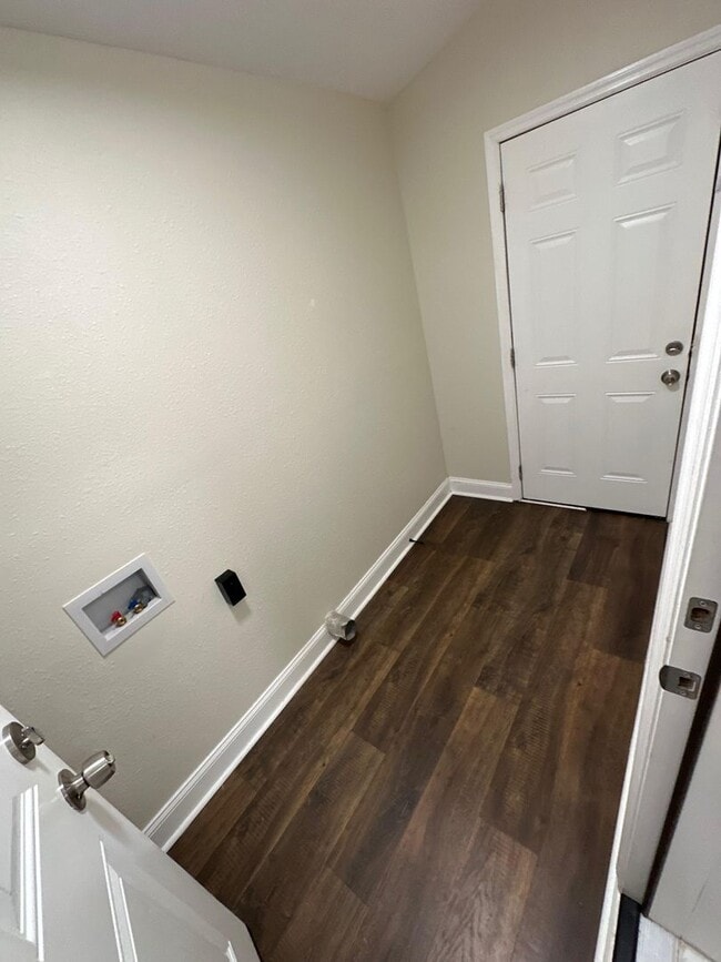 Building Photo - Fully Renovated 4/1-Single Family  Availab...