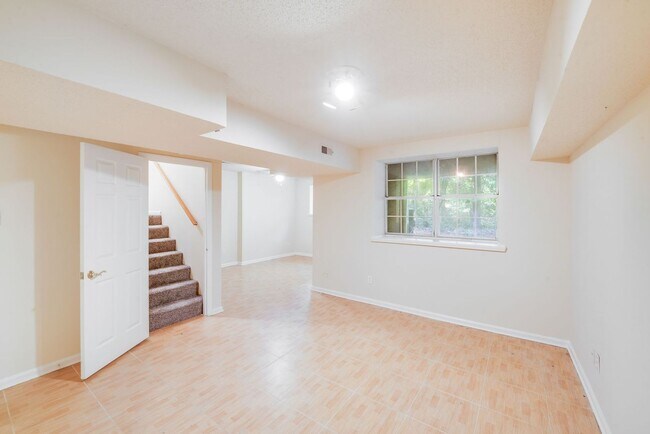 Building Photo - 9024 St Thomas Ln