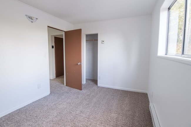 Building Photo - 3 bedroom 1 bathroom house close to Hendricks Park!