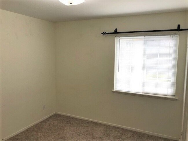 Building Photo - 541 Highland Dr