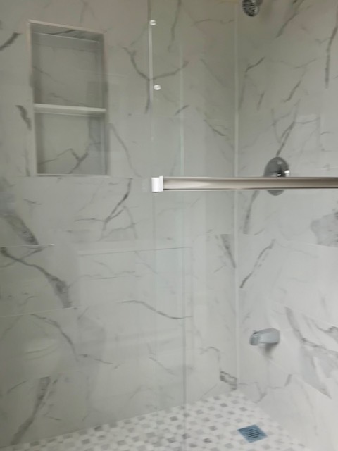 Shower sliding door - 100 Olinda Dr