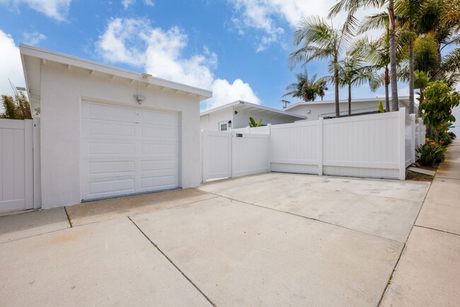 Building Photo - Charming 1BR/1BA Cottage - Private Patio w...