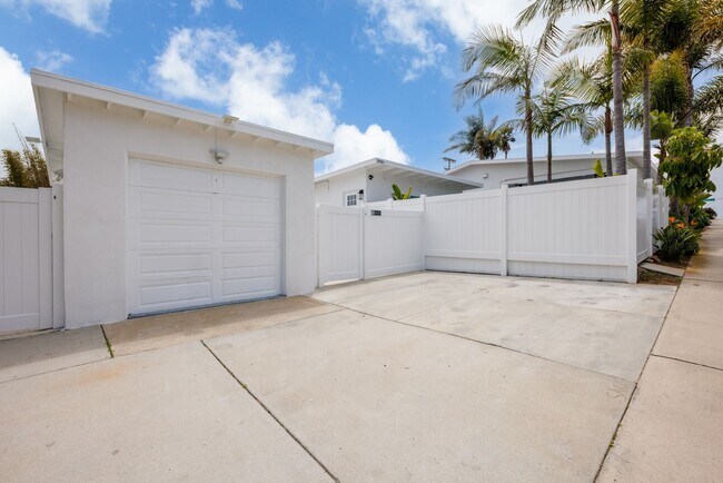 Building Photo - Charming 1BR/1BA Cottage - Private Patio w/ Hot Tub - Walk to the Beach