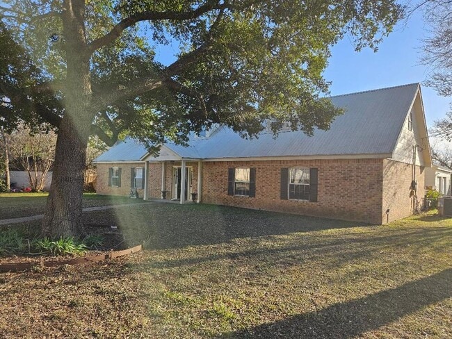 Building Photo - 710 N Avenue C