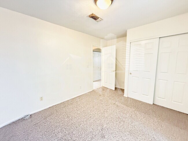 Building Photo - 1425 E Chicago Cir