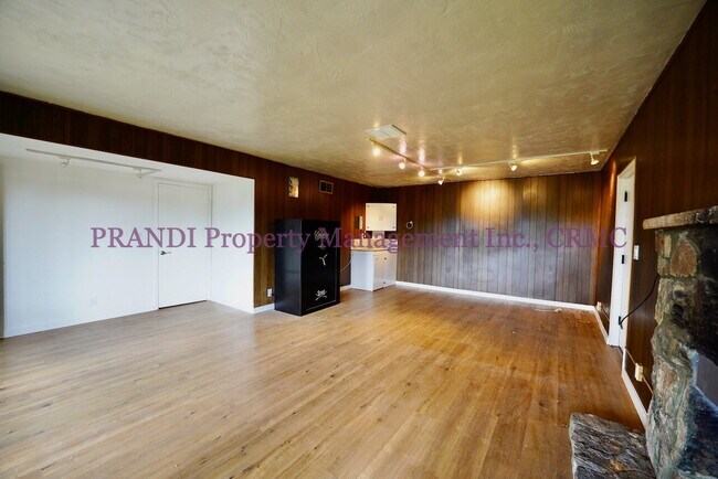 Building Photo - Bright and Inviting 4BR Home Minutes from ...