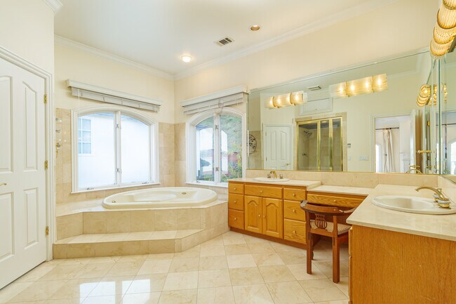 Building Photo - 17 Heron Dr