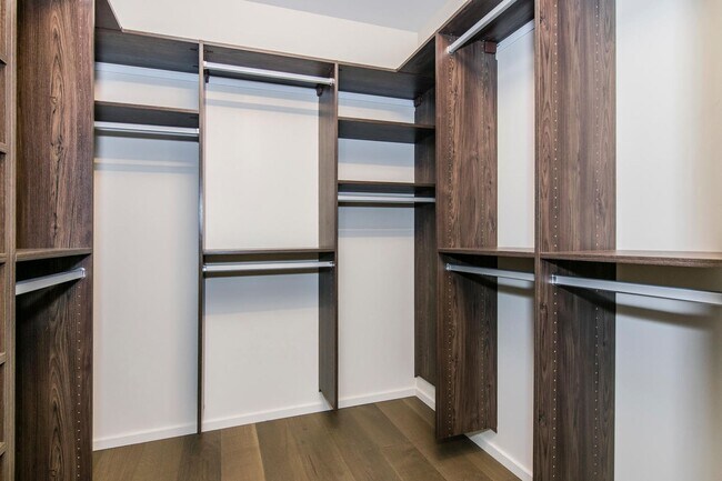 Building Photo - Park Lane Garden Suite