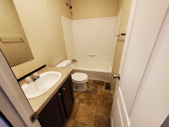 Building Photo - 2 Meadowlark Dr