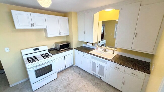 Building Photo - Charming 2BR Home with Yard and Garage in Northeast