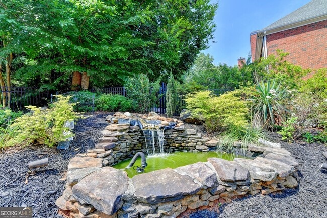 Building Photo - 8910 Pinehurst Cove