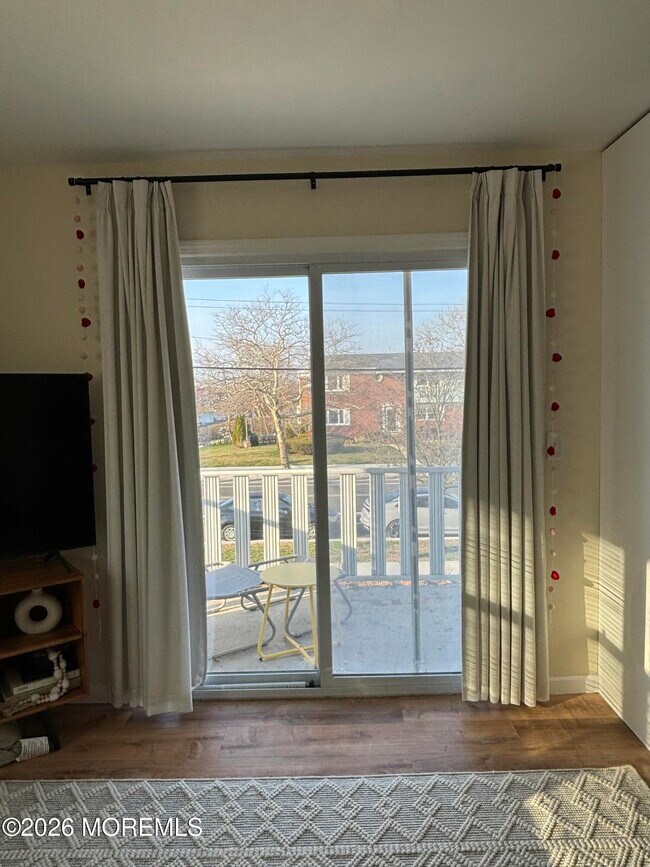 Building Photo - 410 8th Ave