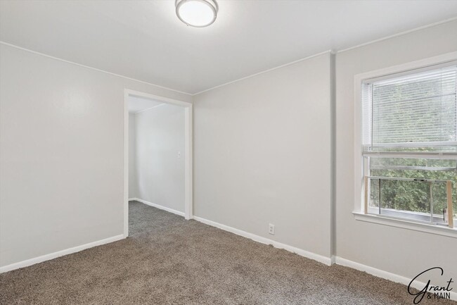 Building Photo - 3 Bed Bungelow $1300.00/mo