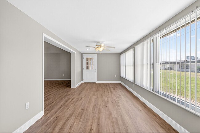Building Photo - FULLY RENOVATED 2 BEDROOM WITH HUGE BONUS ROOM!