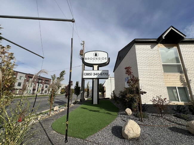 Building Photo - Brookside Lofts 2 BD 1 BA - Unit 17