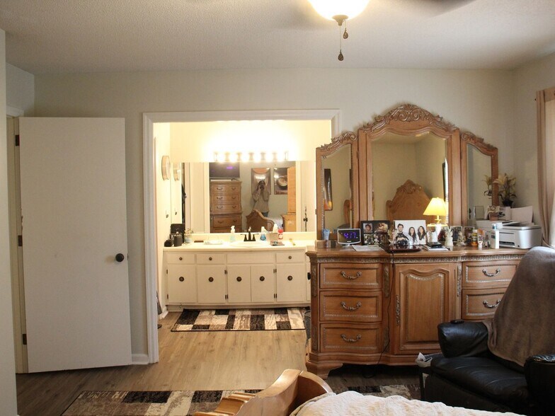 Building Photo - 8626 Surry Cir