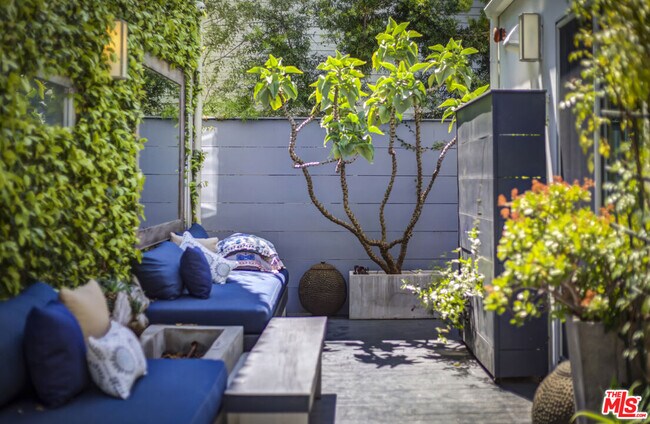 Building Photo - 814 Crestmoore Pl