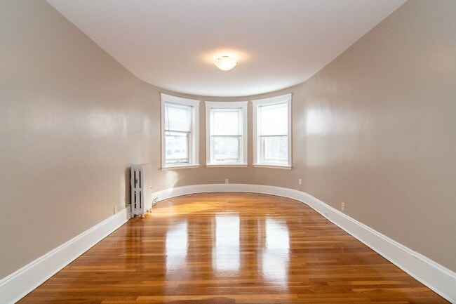 Building Photo - Very Nice 3 bed 1.5 Bath in Coolidge Corner....
