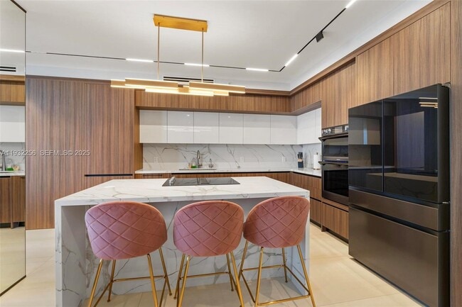 Building Photo - 16711 Collins Ave