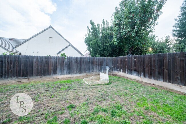 Building Photo - North Clovis Home, 3BR/2BA, Built 2005 - Lots of Amenities!