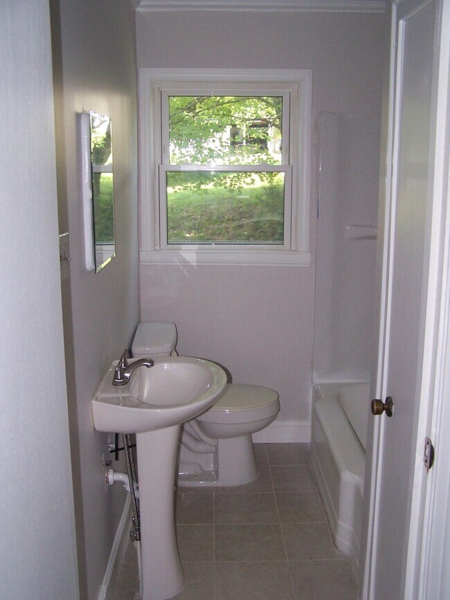 Building Photo - 2BR/1BA home with bonus room