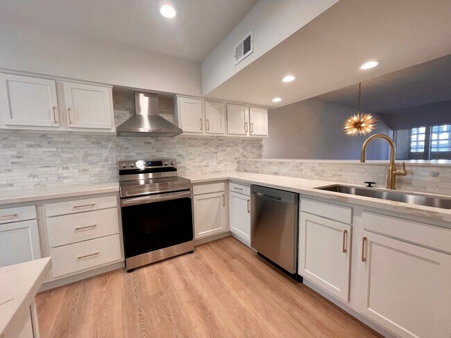 Building Photo - AVAILABLE NOW !! 2 Bedroom 2 Bathroom Cond...