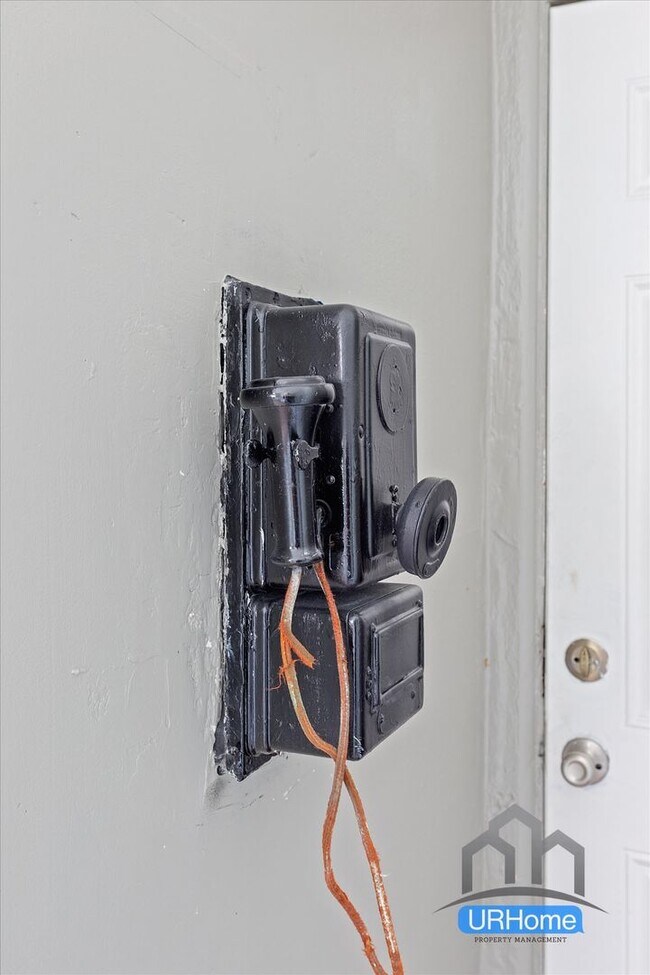 Building Photo - Exceptional Value: Charming Portland Studio ($1,100)